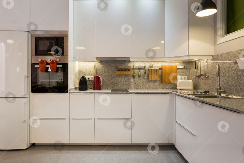 Скачать Стильный интерьер современной кухни с мраморной столешницей и бытовой техникой. фотосток Ozero