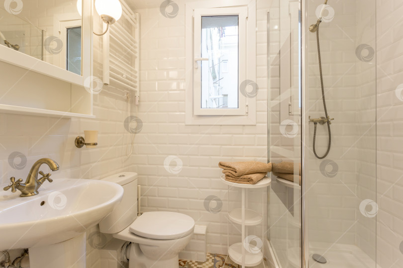 Скачать Элегантный интерьер небольшой ванной комнаты с душем и туалетом. фотосток Ozero