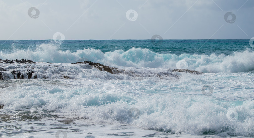 Скачать Средиземное море во время шторма на Кипре фотосток Ozero