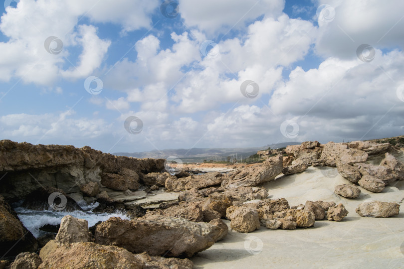 Скачать Каменистый пляж на Средиземном море во время шторма на Кипре фотосток Ozero