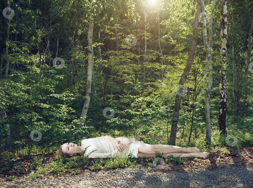 Скачать женщина, спящая в лесу. фотосток Ozero