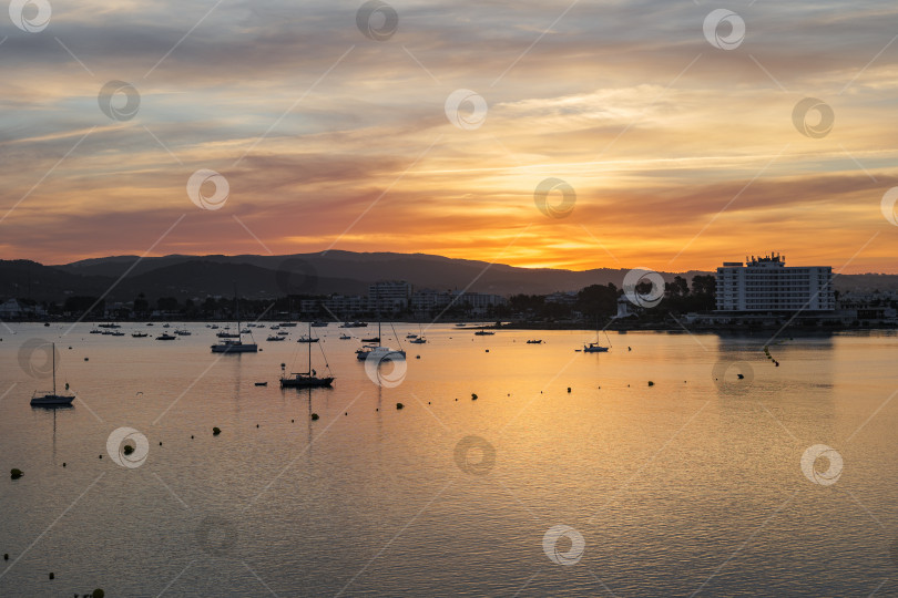 Скачать Прекрасный восход солнца на берегу Ибицы, Балеарские острова, Испания. фотосток Ozero