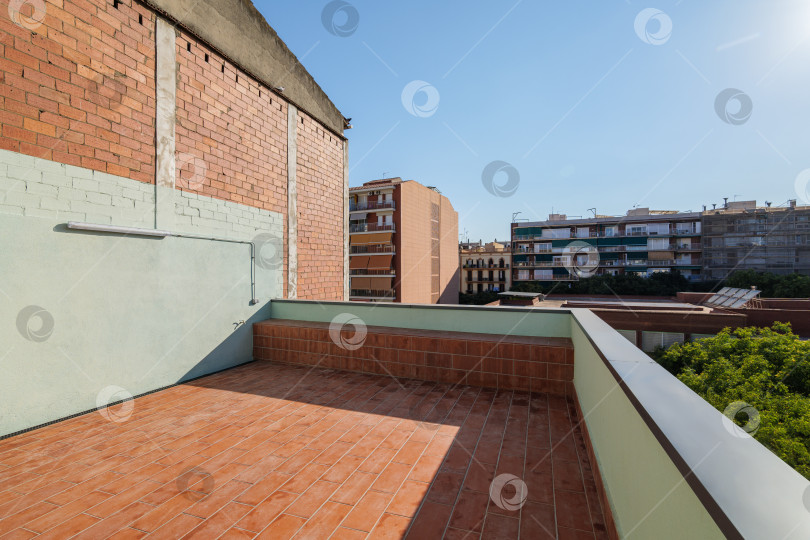 Скачать Пустая терраса на крыше современного здания в Барселоне, Испания. Вид на город и голубое небо в солнечный день. фотосток Ozero