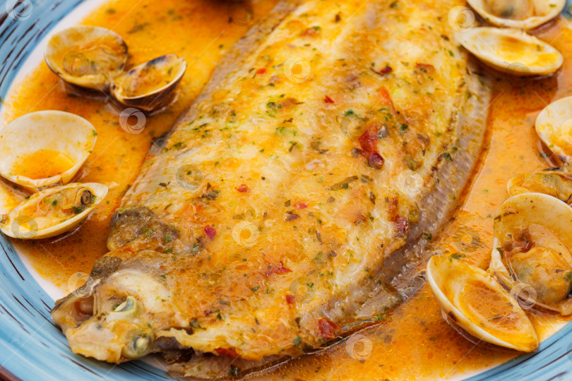 Скачать Рыбное блюдо - жареное филе палтуса с соусом и моллюсками в корзинке "Ява", подается на тарелке фотосток Ozero