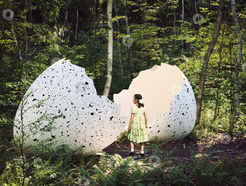 Скачать Гигантское яйцо в лесу и маленькая девочка фотосток Ozero