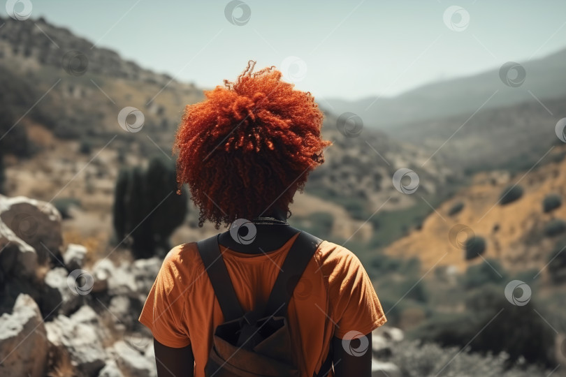 Скачать Чернокожая женщина-хипстер с рыжими волосами стоит в горной местности и наслаждается. Вид сзади на женщину-путешественницу-туристку на природе. Поход, путешествие, активный образ жизни, туризм, концепция поездки. Порождающий искусственный интеллект фотосток Ozero