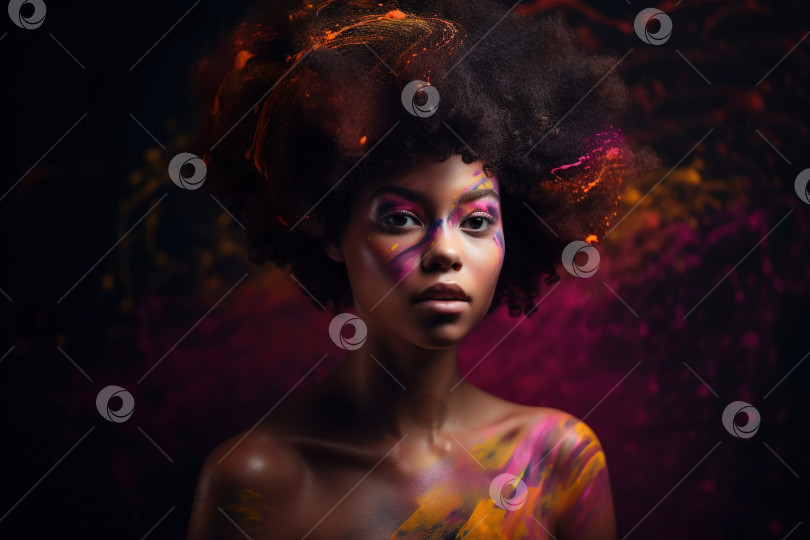 Скачать Женственность, концепция женской красоты. Откровенная чернокожая женщина с яркими красками на афро-прическе, лице и теле. Портрет афроамериканки, смотрящей в камеру. Порождающий искусственный интеллект фотосток Ozero