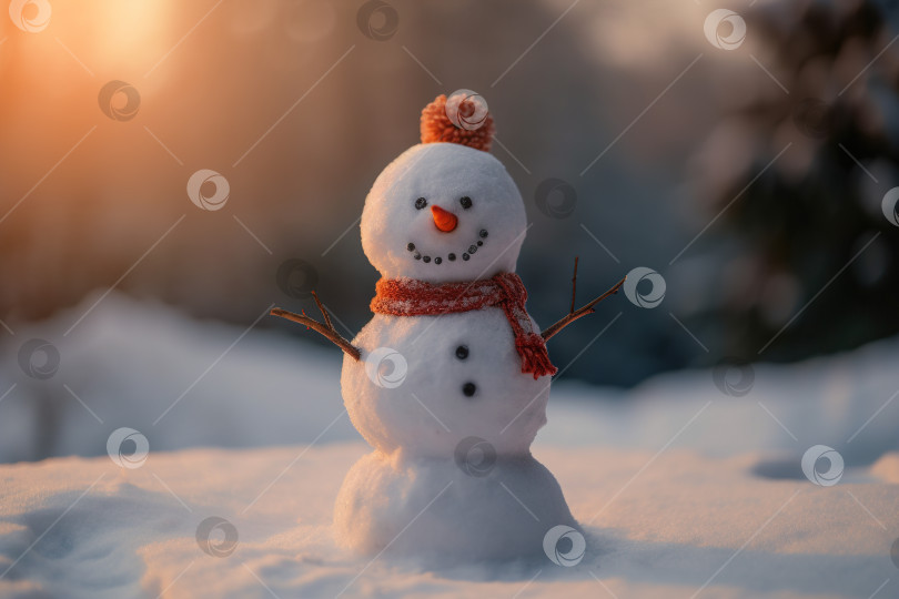 Скачать Маленький милый улыбающийся снеговик в шапке, шарфе зимним солнечным вечером на открытом воздухе. Концепция сезона Рождества и счастливого Нового года. Порождающий искусственный интеллект фотосток Ozero