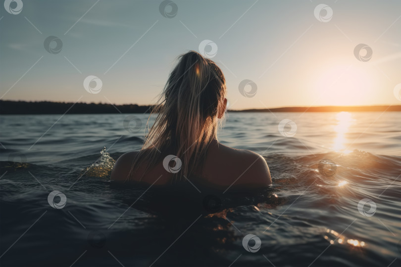 Скачать Одинокая красивая блондинка купается в озере, отдыхает в воде на природе на закате, вид сзади. Порождающий искусственный интеллект фотосток Ozero