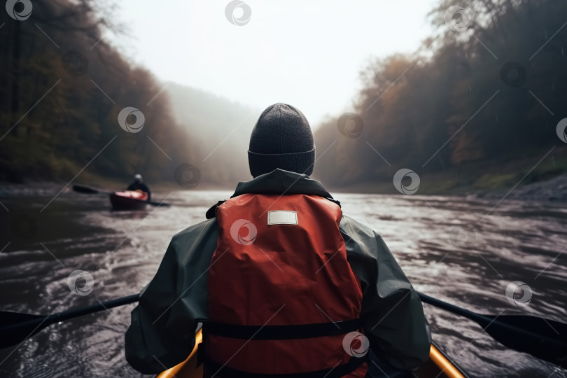 Скачать Сплав по реке осенью. Вид сзади на спортсмена-мужчину в байдарке с веслами на воде в осенний пасмурный день, активный отдых. Порождающий искусственный интеллект фотосток Ozero