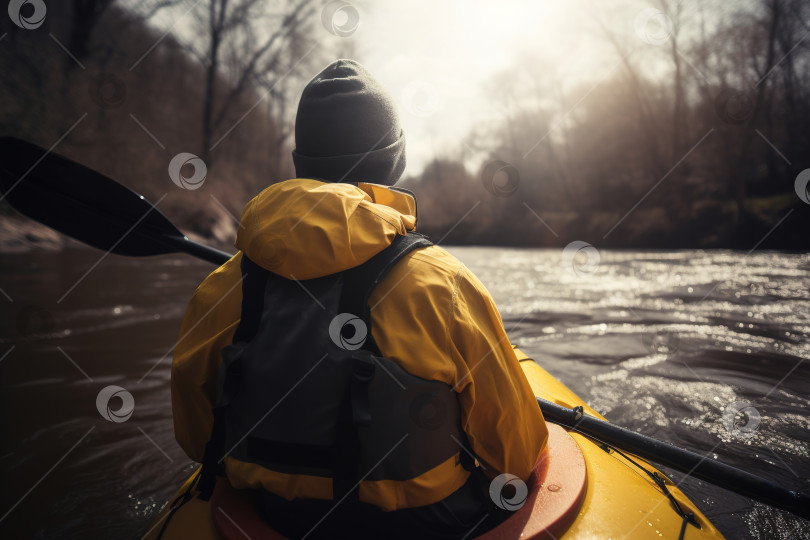 Скачать Каякинг, спортивный отдых, водные виды спорта. Вид сзади на мужчину в желтой куртке и шляпе, держащего весла в лодке на реке. Порождающий искусственный интеллект фотосток Ozero