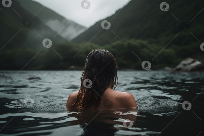 Скачать Крупный план женщины, практикующей дикое плавание, отдыхающей в горном озере на природе, вид сзади. Порождающий искусственный интеллект фотосток Ozero