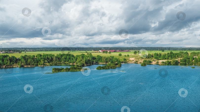 Скачать Аэрофотосъемка пригородного водохранилища. Ленинградская область. Россия фотосток Ozero