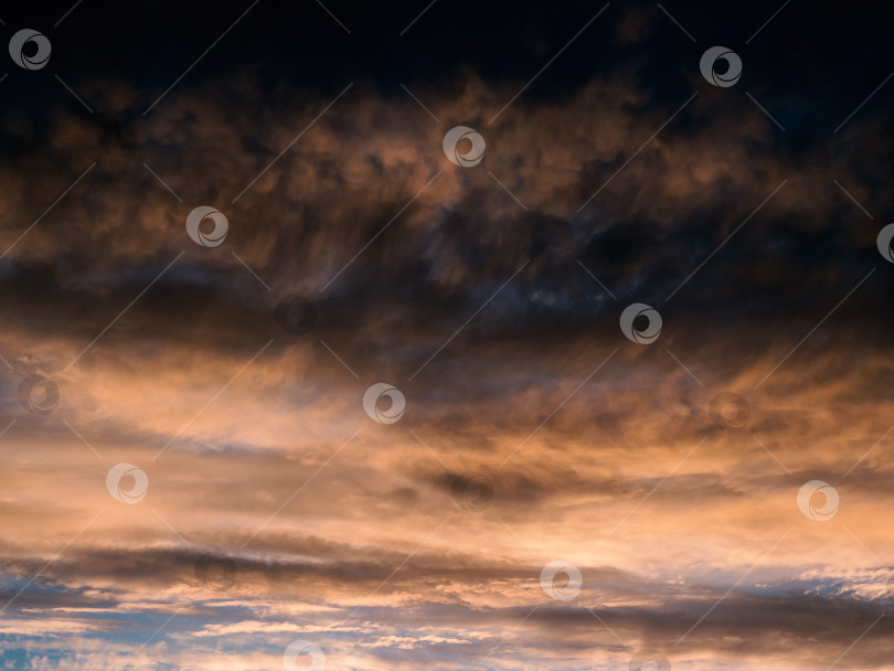 Скачать Темный градиент вечернего неба. Красочное облачное небо на закате. Текстура неба, абстрактный фон природы фотосток Ozero