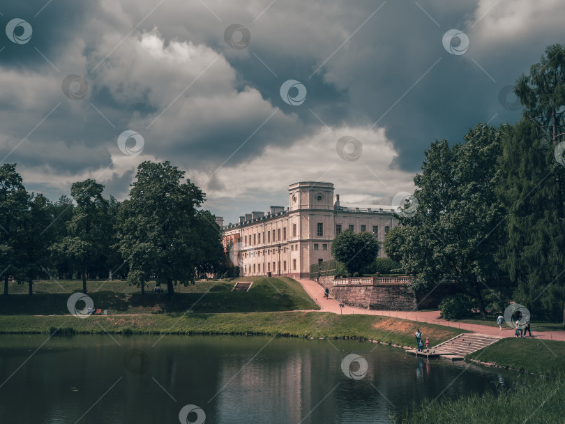 Скачать Прекрасный летний пейзаж парка с прудом и великолепным Гатчинским дворцом. Россия фотосток Ozero