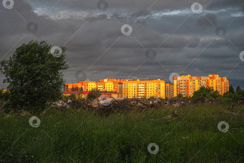 Скачать Яркий контрастный вид на новый жилой квартал на окраине города фотосток Ozero