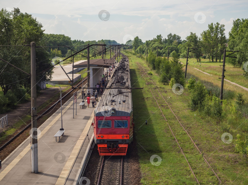 Скачать Поезд на платформе с пригородами Санкт-Петербурга фотосток Ozero