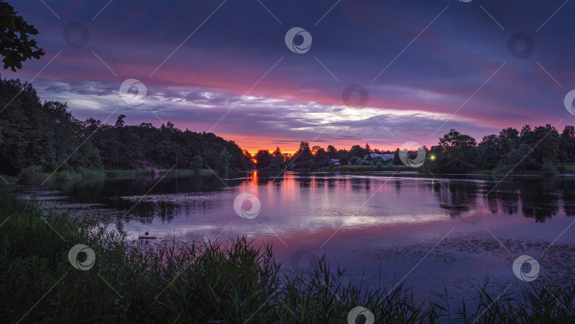 Скачать Прекрасный панорамный вид на пурпурный закат на озере. фотосток Ozero