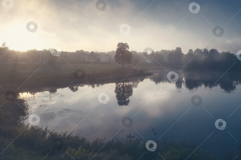 Скачать Утренний летний пейзаж с туманом над озером. Мягкий фокус фотосток Ozero