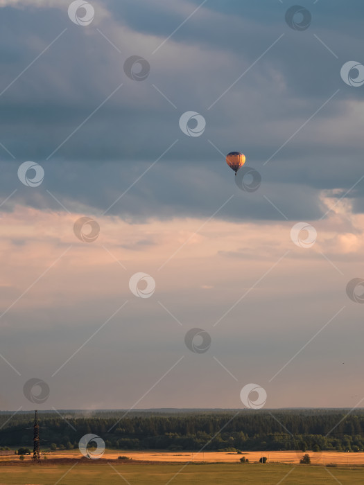 Скачать Полеты на воздушном шаре над полем вечером фотосток Ozero