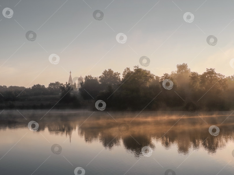 Скачать Прекрасный утренний пейзаж с туманом над озером фотосток Ozero