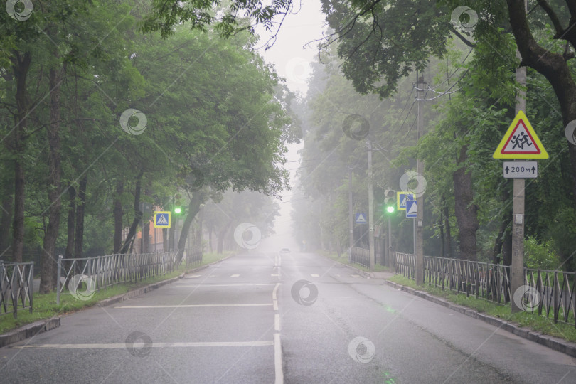 Скачать Туманная дорога в утреннем городе. Мягкий фокус фотосток Ozero