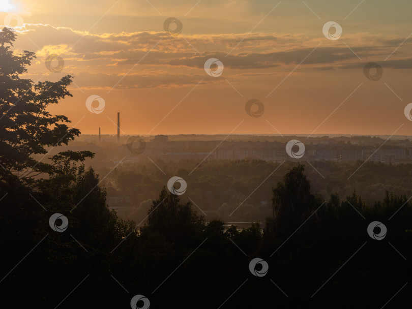 Скачать Вечерний закат с видом на город вдалеке с воздуха фотосток Ozero