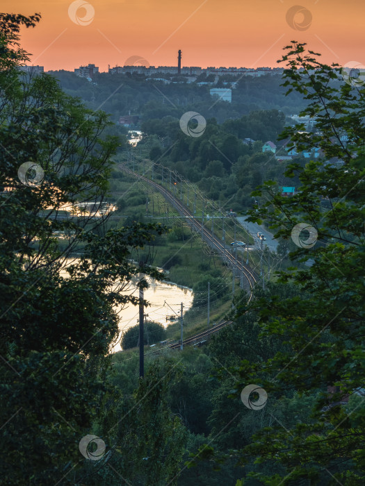 Скачать Вид с высоты птичьего полета на изгиб железной дороги. Вид сверху на железную дорогу вечером фотосток Ozero