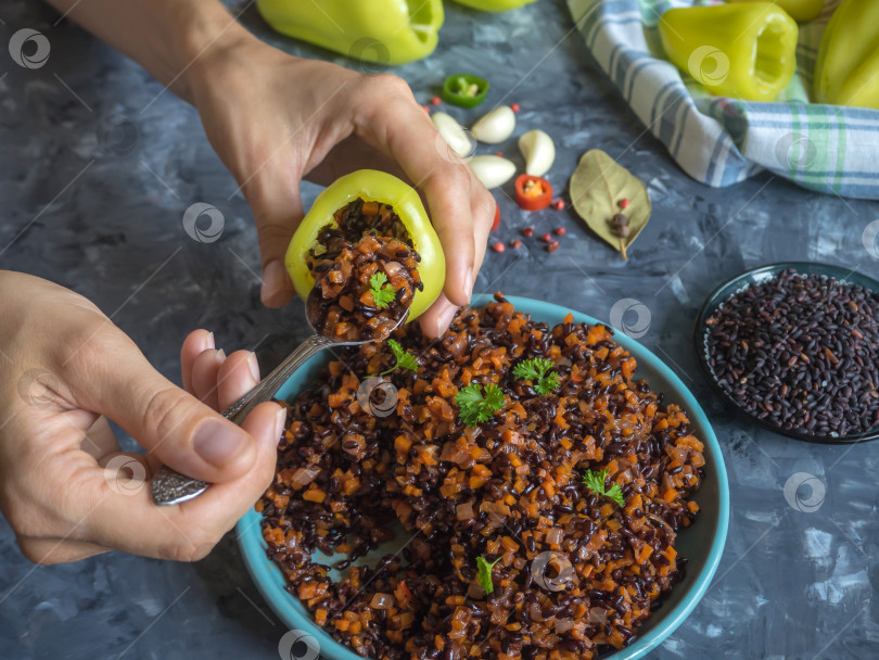 Скачать Готовим фаршированный перец с диким рисом и овощами. фотосток Ozero