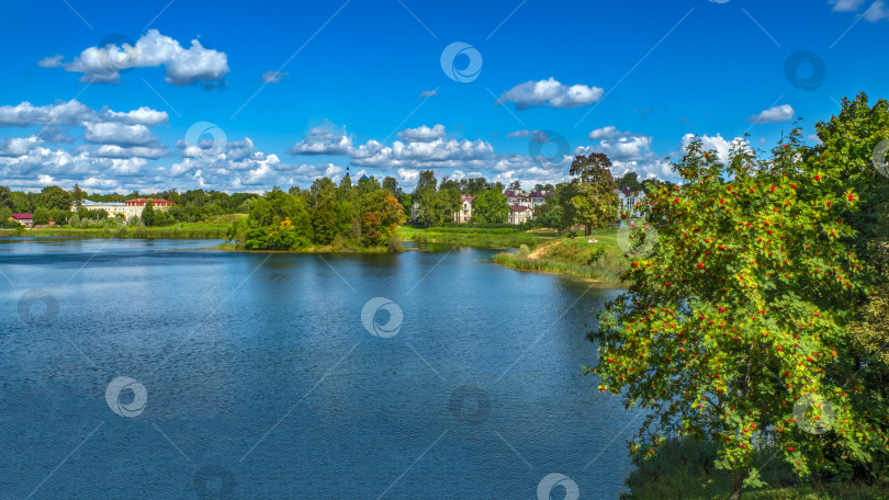Скачать Красивый летний пейзаж со скалой на берегу озера. фотосток Ozero