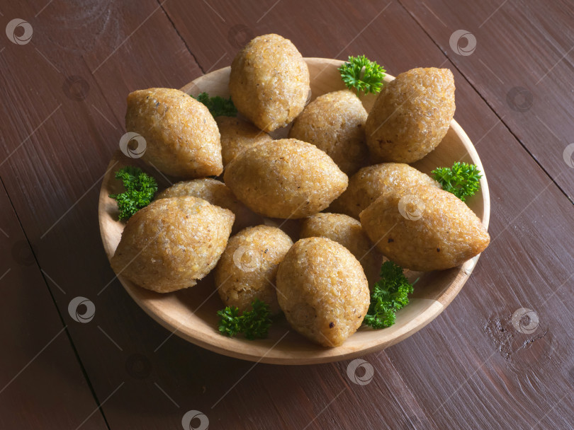 Скачать Арабская мясная закуска Киббе. Традиционное арабское киббе с бараниной и кедровыми орешками. фотосток Ozero