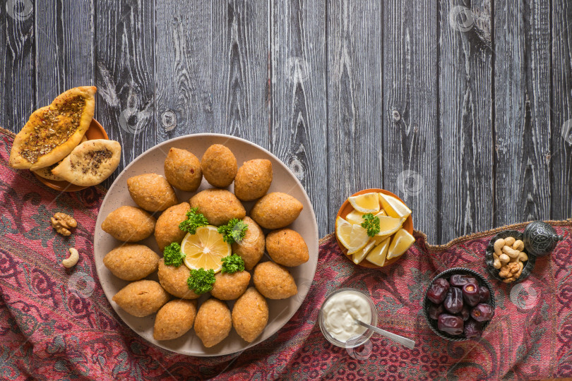 Скачать Арабская мясная закуска Киббе. Традиционное арабское киббе с бараниной и кедровыми орешками. фотосток Ozero