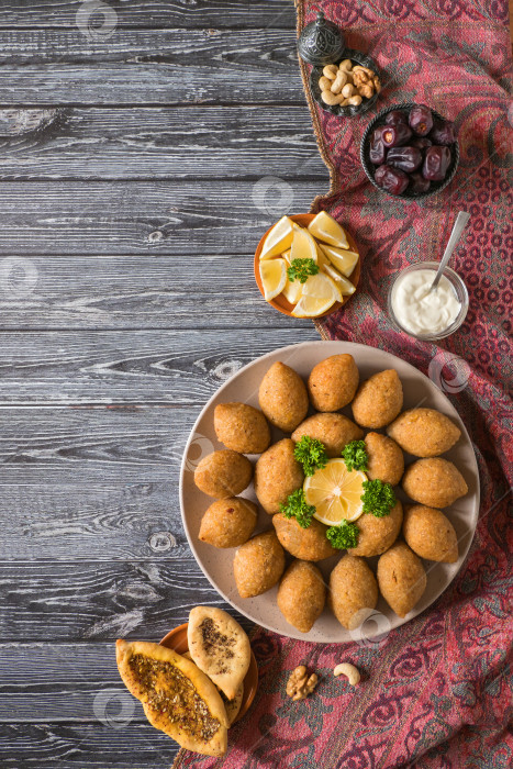 Скачать Арабская мясная закуска Киббе. Традиционное арабское киббе с бараниной и кедровыми орешками. фотосток Ozero