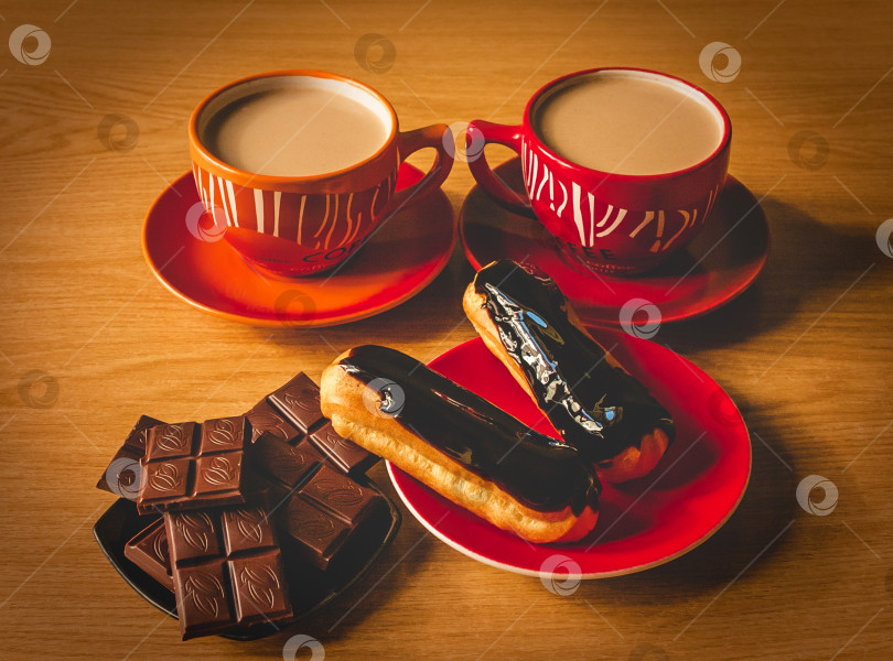Скачать Утренний кофе с шоколадом и эклерами на две персоны фотосток Ozero
