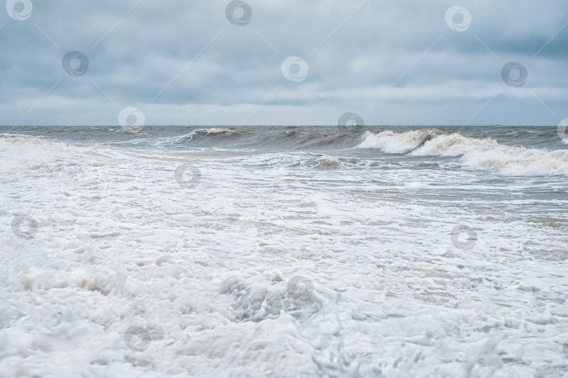 Скачать Драматичный минималистичный морской пейзаж с волнами и белой пеной на море. фотосток Ozero