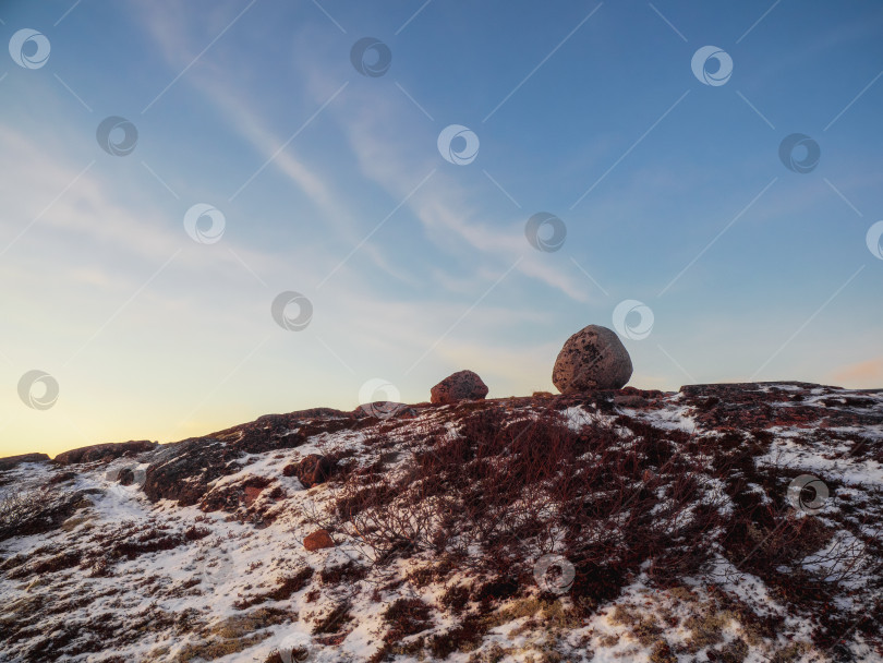 Скачать Балансирующая скала на арктических холмах на фоне полярного неба. Удивительные чудеса в природе фотосток Ozero