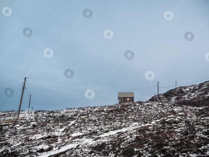 Скачать Старый деревянный охотничий домик на полярном холме. фотосток Ozero