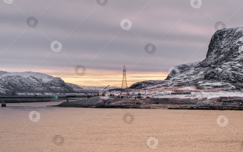 Скачать Строительство моста на крайнем севере. Утренний арктический вид на залив. фотосток Ozero