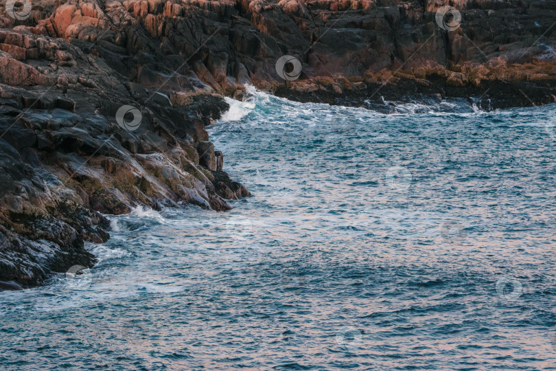 Скачать Скалистый утес, выступающий в море. фотосток Ozero