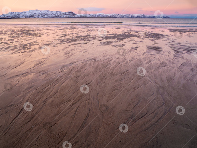 Скачать Текстура песка на морском пляже во время отлива на закате. фотосток Ozero