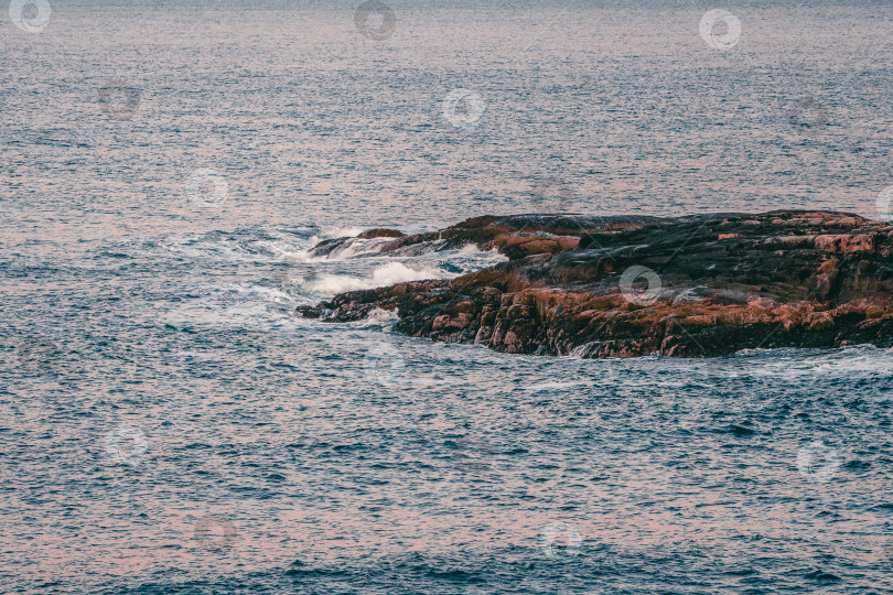 Скачать Острый скалистый мыс, вдающийся в море. фотосток Ozero