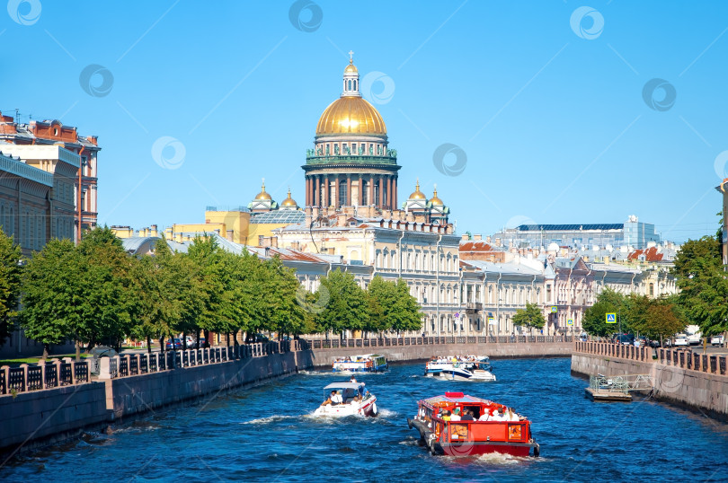 Скачать Санкт-Петербург, Россия - Вид на Исаакиевский собор с реки Мойки. фотосток Ozero