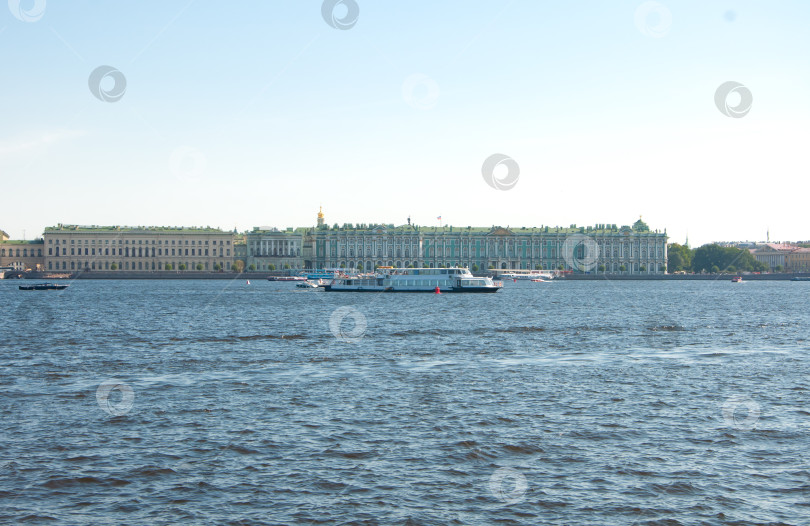 Скачать Санкт-Петербург, прогулочный катер плывет по Неве рядом с Зимним дворцом Эрмитаж. фотосток Ozero