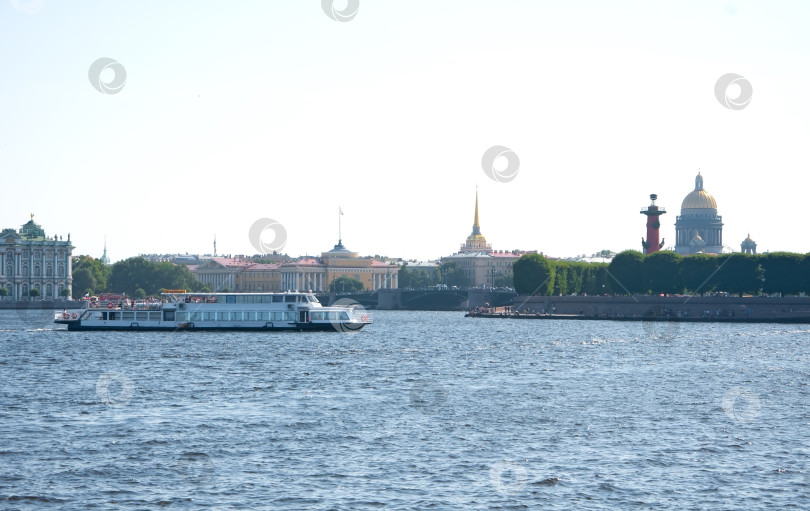 Скачать Санкт-Петербург, прогулочный катер плывет по Неве фотосток Ozero