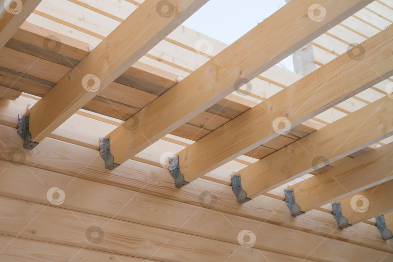 Скачать Монтаж деревянных балок при строительстве стропильной системы крыши дома. Строим дом из деревянного бруса. Сосновый клееный брус фотосток Ozero