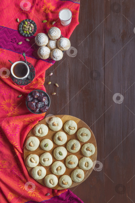 Скачать Выложите печенье "Педа" (индийское сладкое печенье) на противень. Сладости из фиников на Курбан-Байрам и Рамадан - арабская кухня. фотосток Ozero
