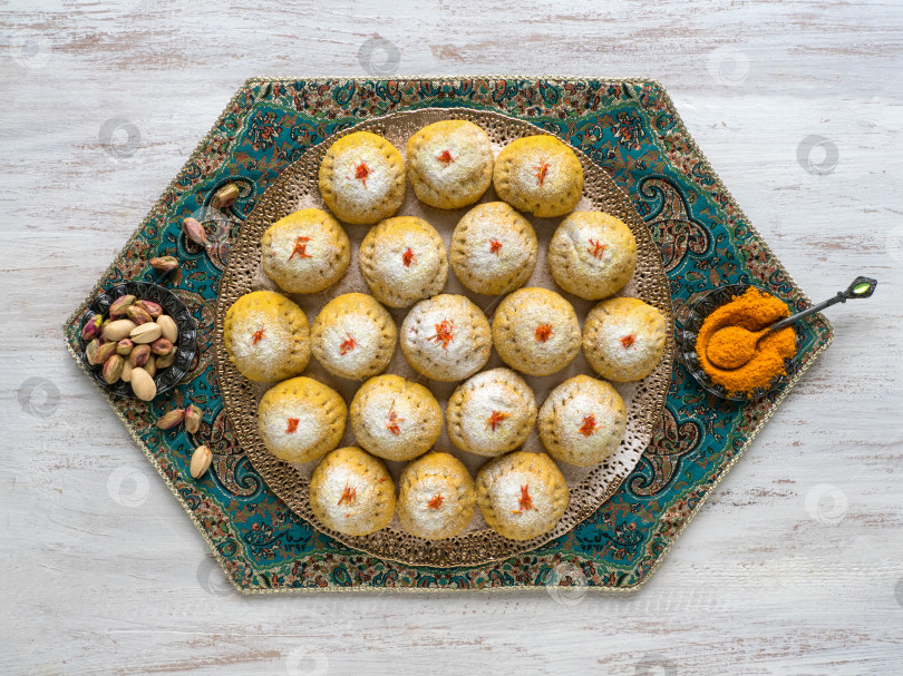 Скачать Египетское печенье "Кахк Эль Ид", вариация с добавлением куркумы при приготовлении. Печенье к исламскому празднику Эль-Фитр. Сладости на Рамадан фотосток Ozero