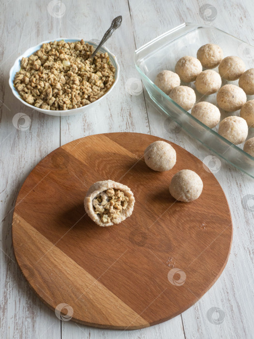 Скачать Приготовление арабской мясной закуски Киббе. Традиционное арабское киббе с бараниной и кедровыми орешками. фотосток Ozero