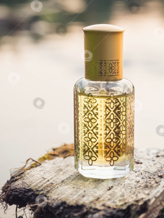 Скачать Духи Arabian oud attar или ароматы с маслом агарового дерева в мини-флаконах. фотосток Ozero