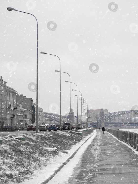 Скачать Пустая зимняя набережная в Санкт-Петербурге с видом на Неву фотосток Ozero